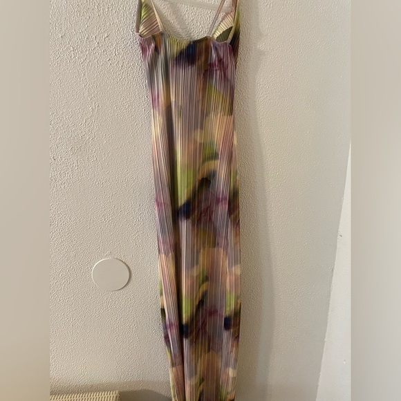 PrettyLittleThing Multi Watercolour Plisse Strappy Maxi Dress - Picture 4 of 5